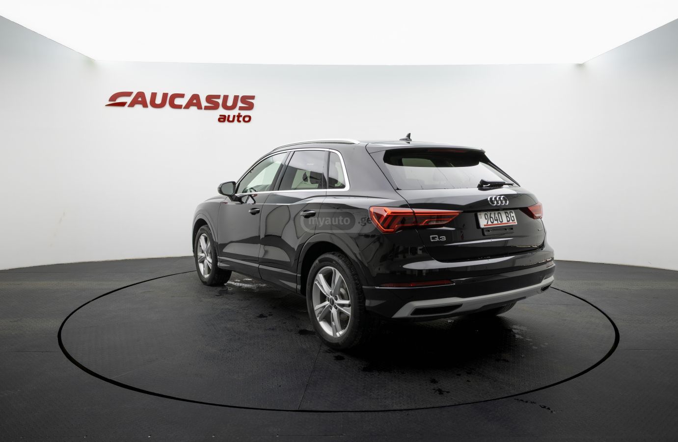 Audi Q3 2022 — photo 2