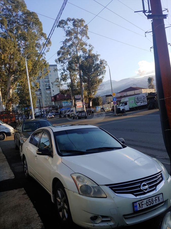 Nissan Altima 2010 — photo 2