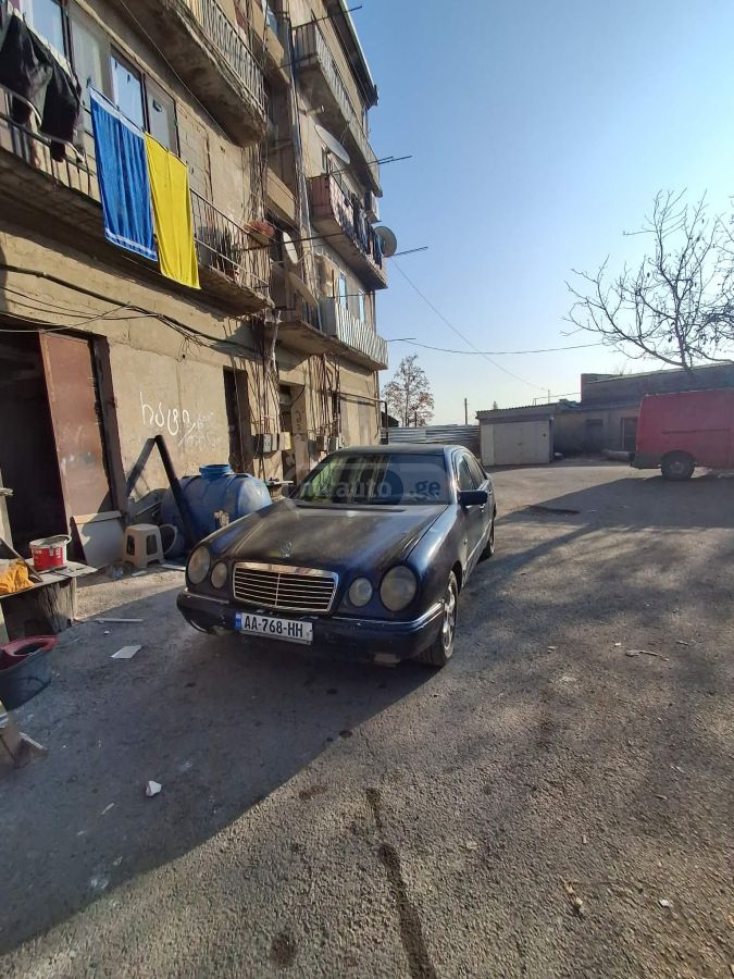 Mercedes-Benz E 230