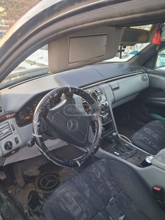 Mercedes-Benz E 230 1996 — photo 2
