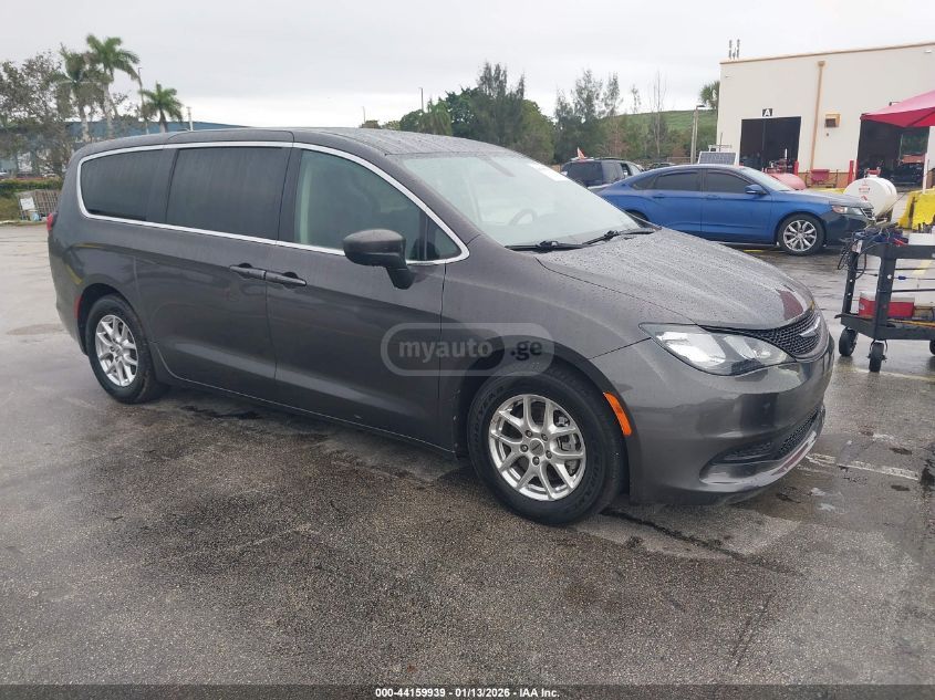 Chrysler Voyager 2022 — photo 2