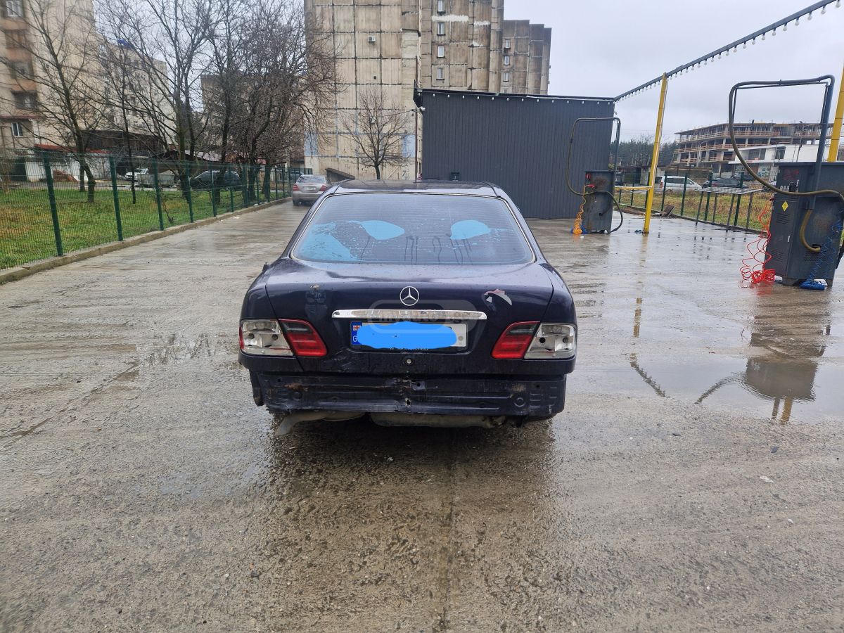 Mercedes-Benz E 230 1996 — photo 2