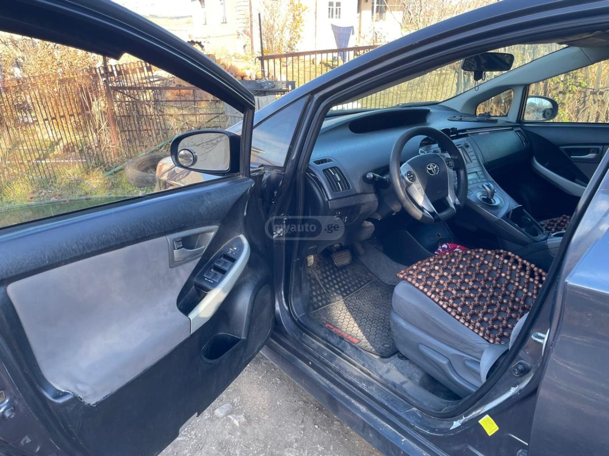Toyota Prius 2014 — photo 2