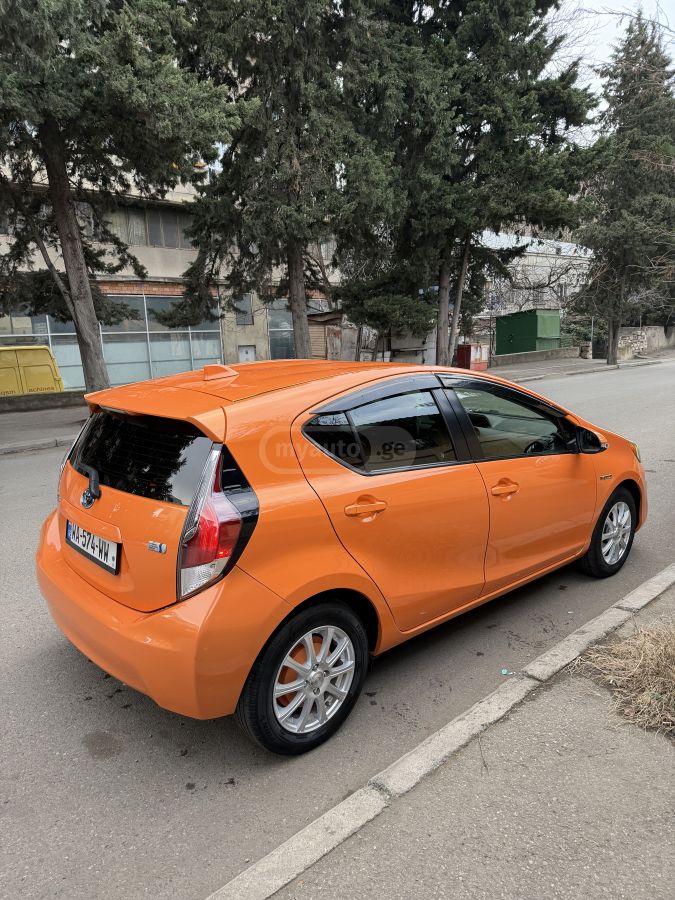 Toyota Prius C 2016 — photo 2