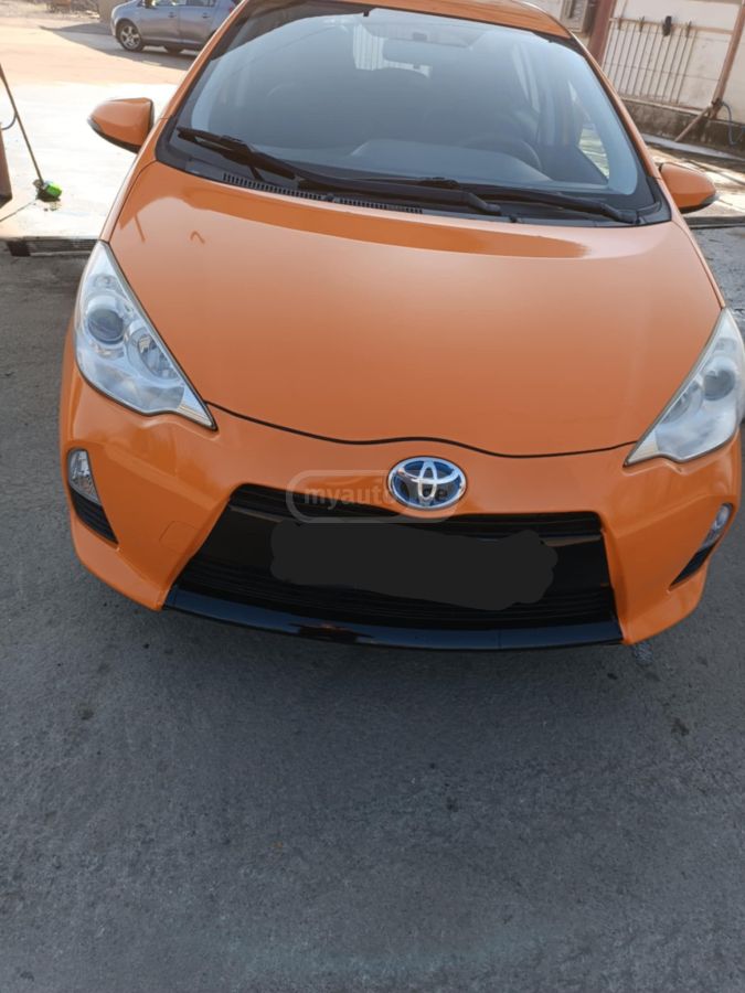 Toyota Prius C 2015 — photo 2