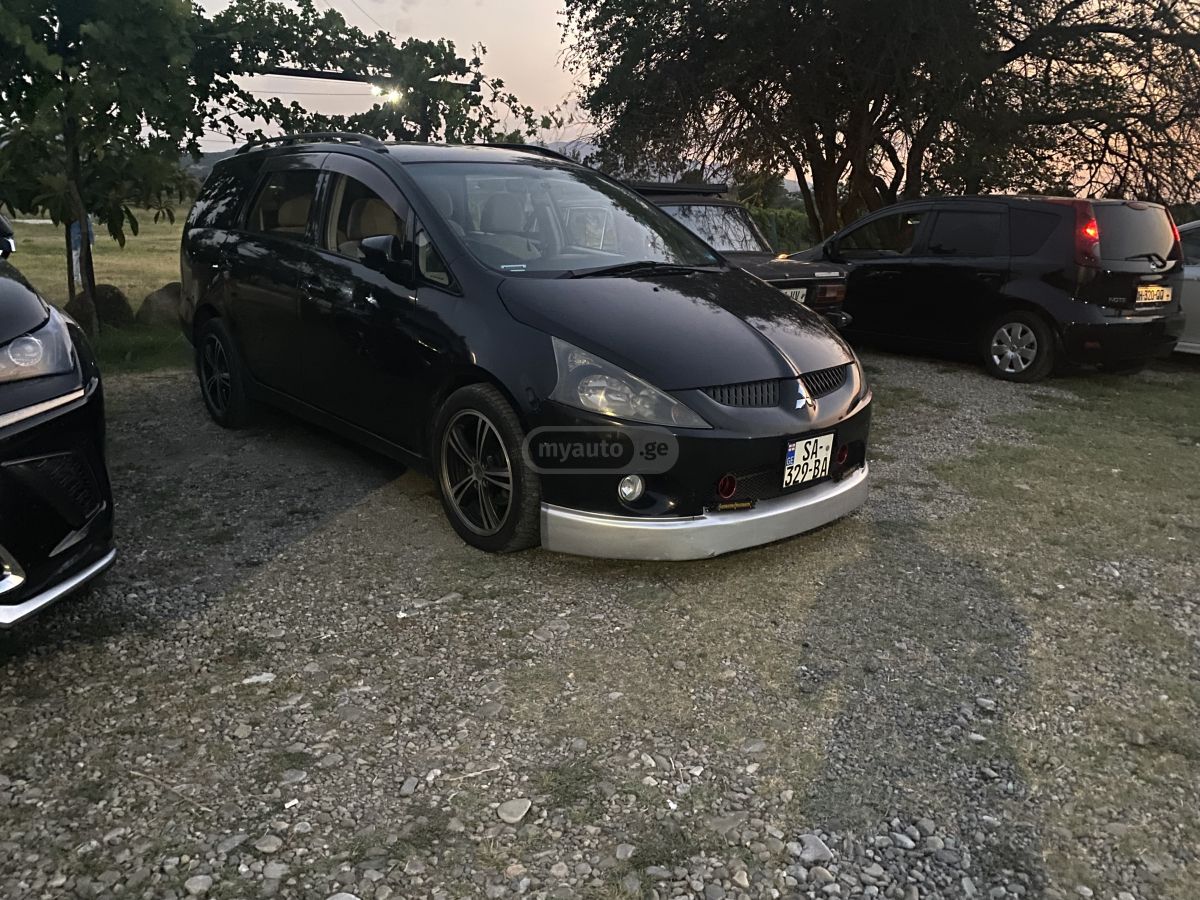 Mitsubishi Grandis 2004 — photo 2