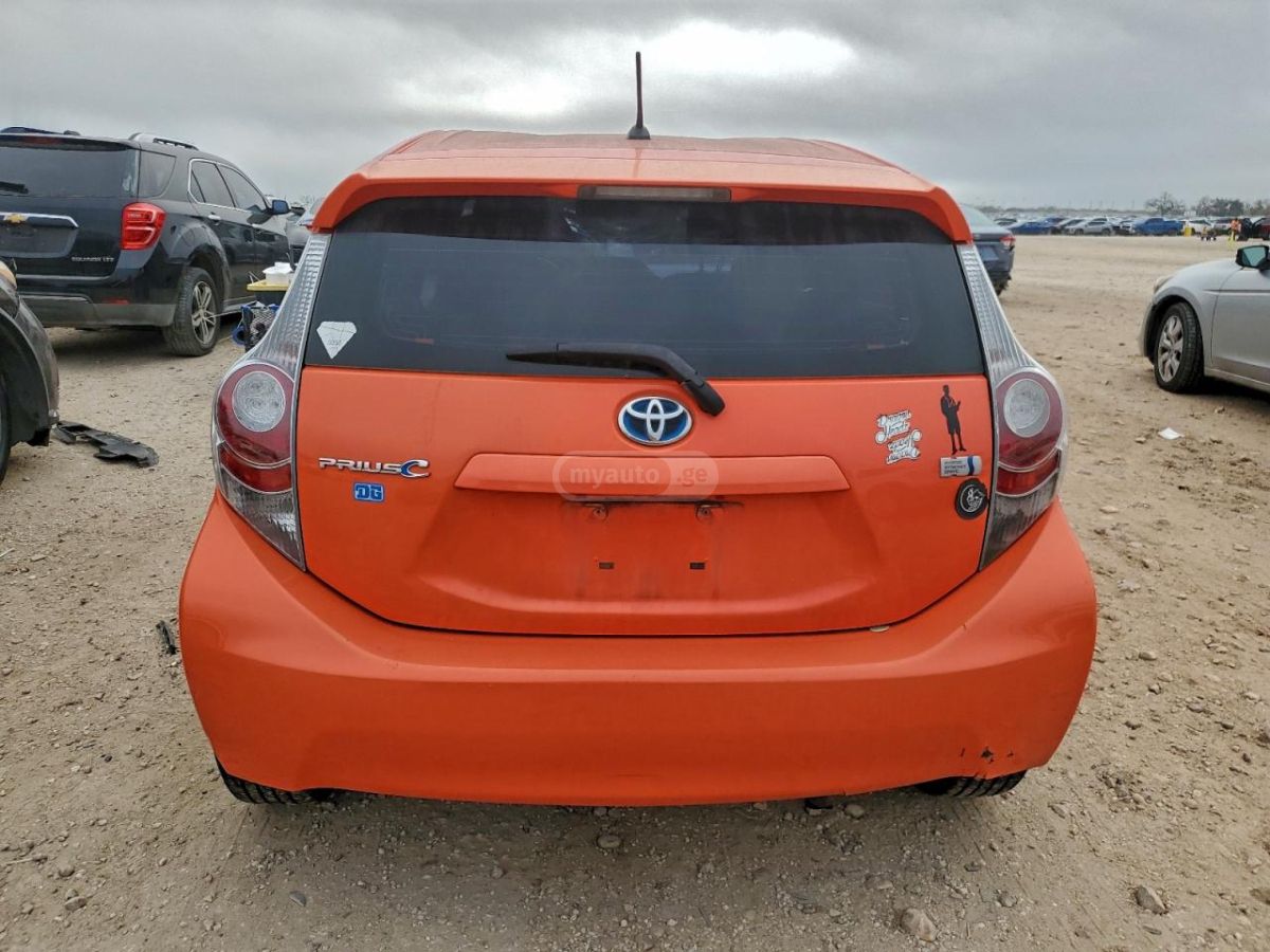 Toyota Prius C 2014 — photo 2