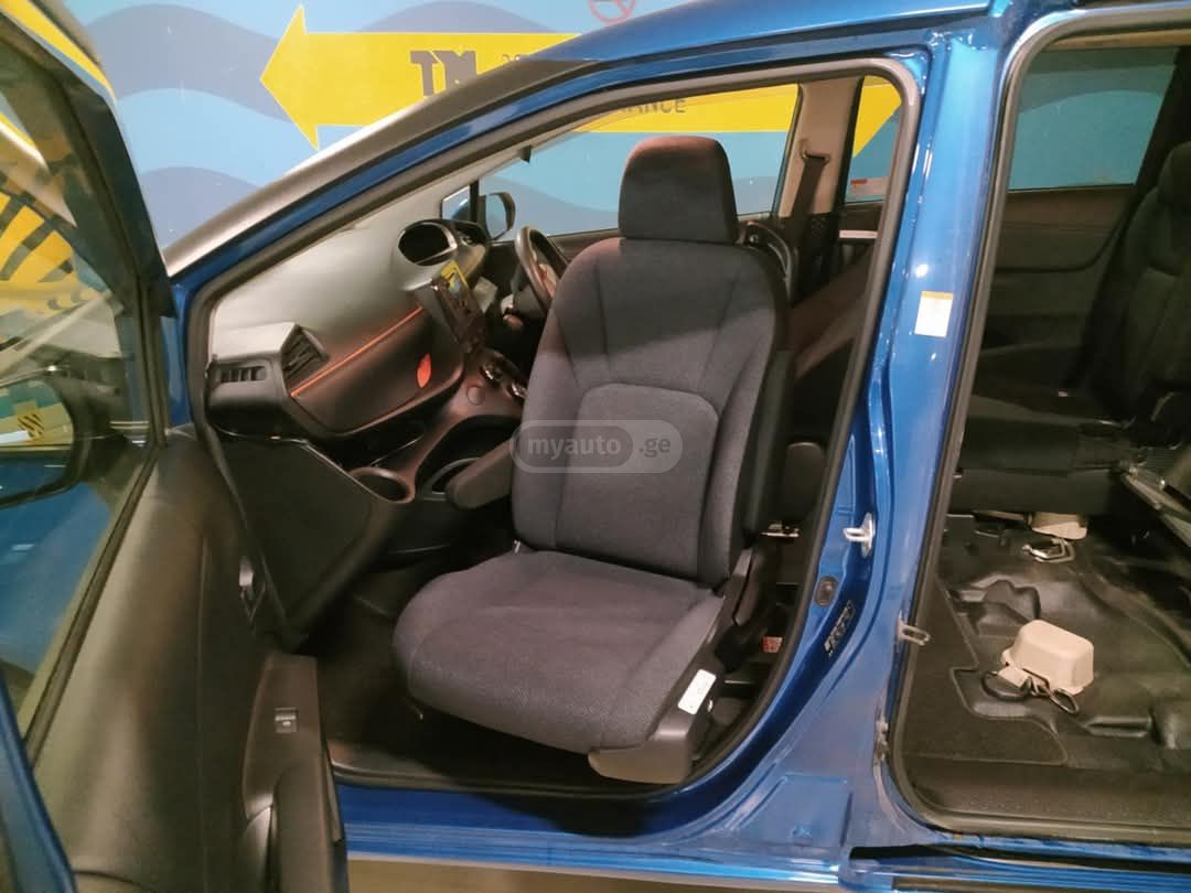 Toyota Sienta 2016 — photo 2