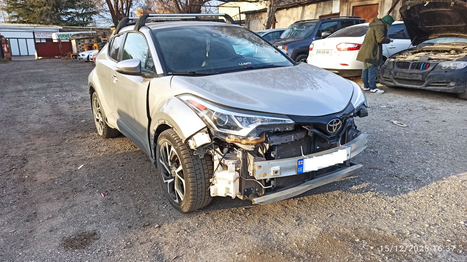 Toyota C-HR 2017 — photo 2