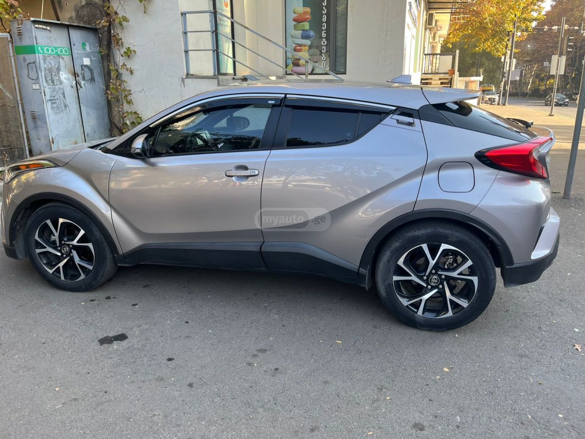 Toyota C-HR 2018 — photo 2