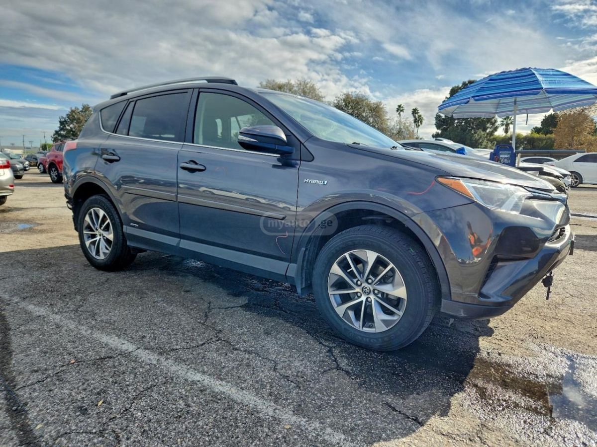 Toyota RAV4 2018 — photo 2