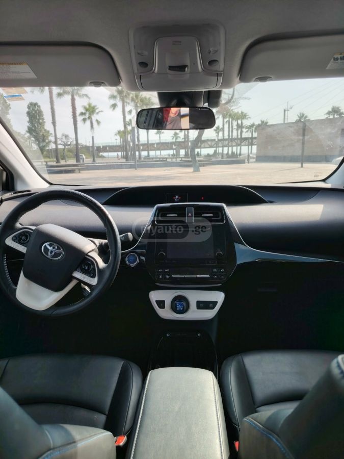 Toyota Prius 2017 — photo 2