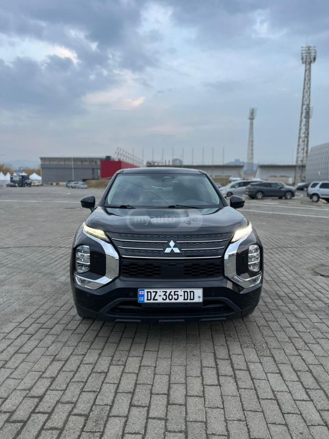 Mitsubishi Outlander 2021 — photo 2