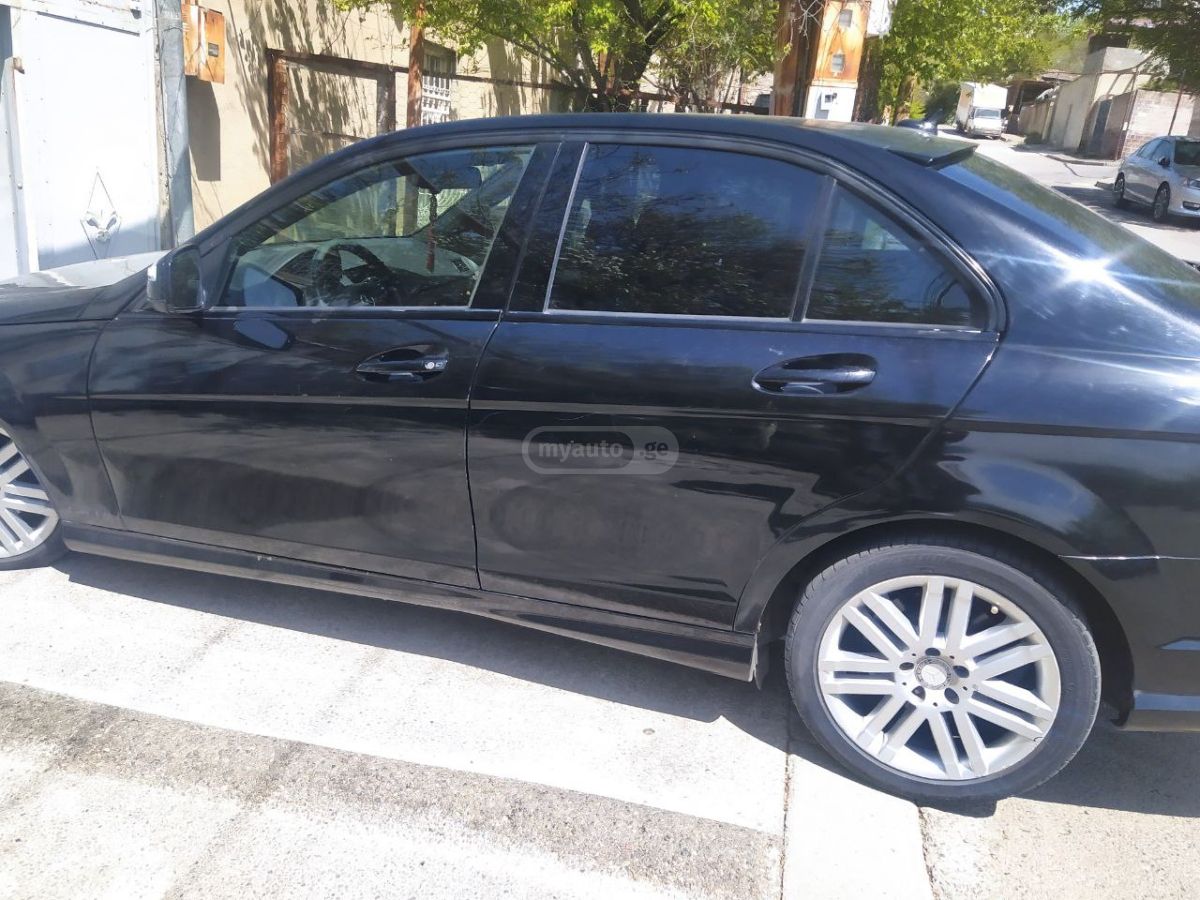 Mercedes-Benz C 300 2008 — photo 2