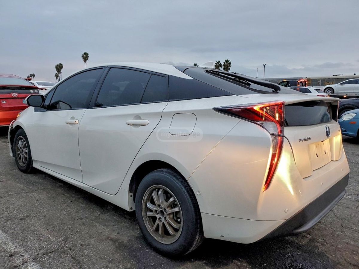 Toyota Prius 2018 — photo 2