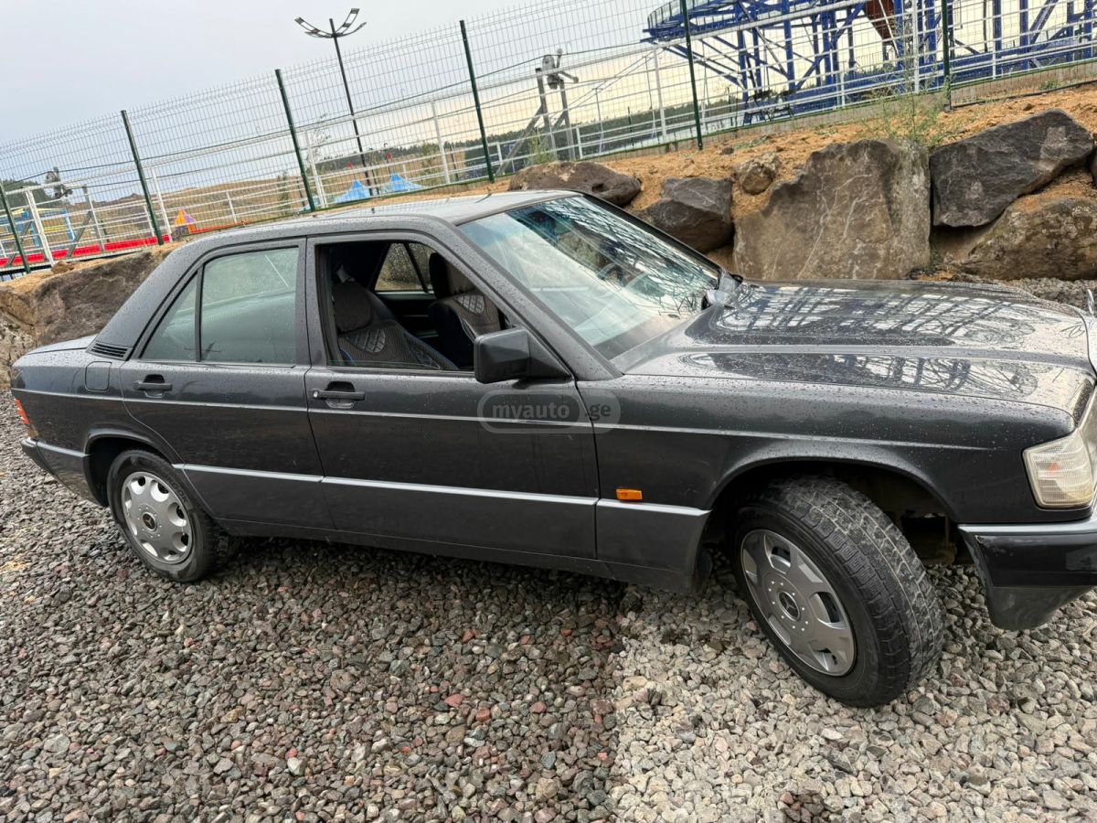 Mercedes-Benz E 190 1991 — photo 2
