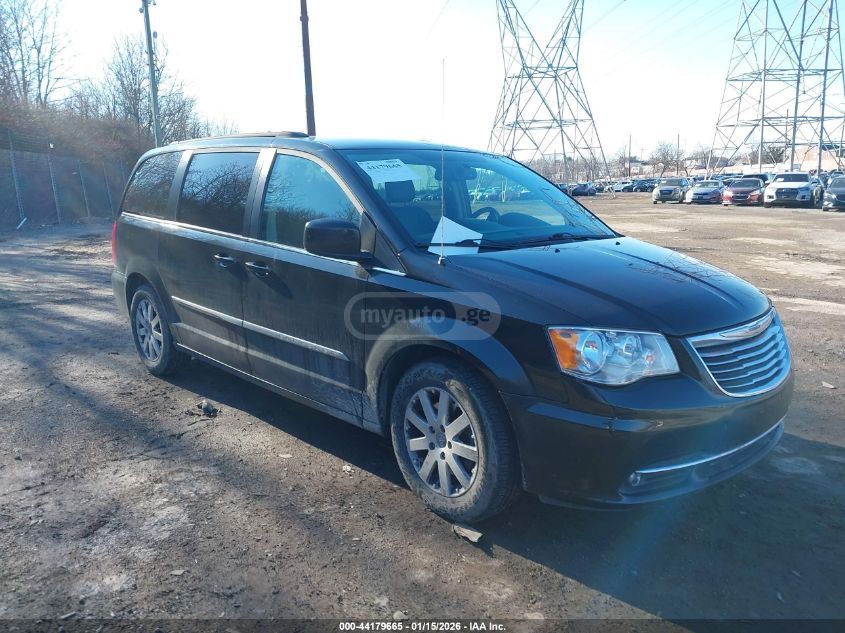 Chrysler Town and Country 2016 — photo 2