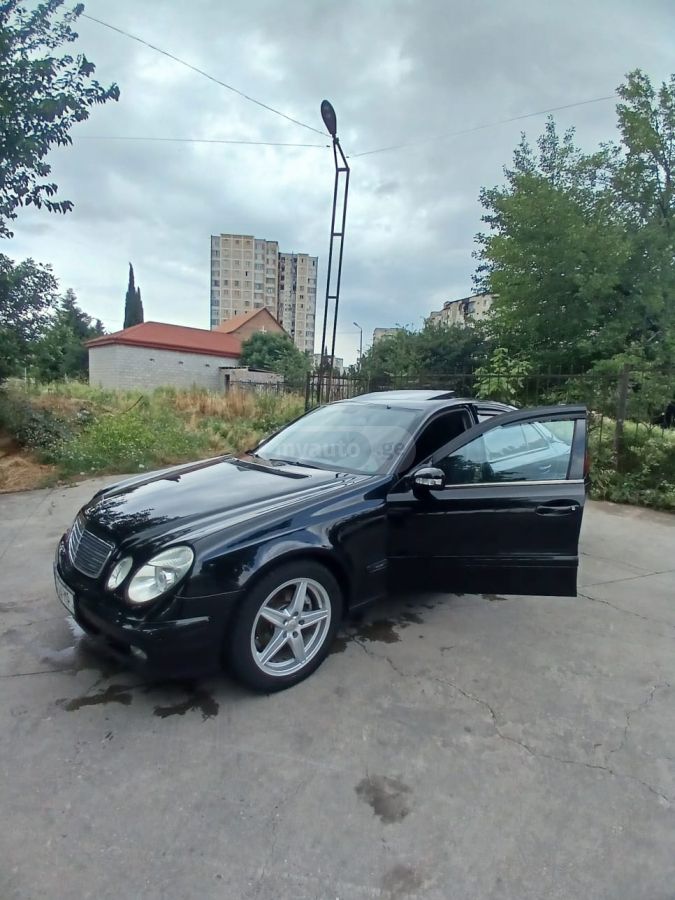 Mercedes-Benz E 220 2004 — photo 2