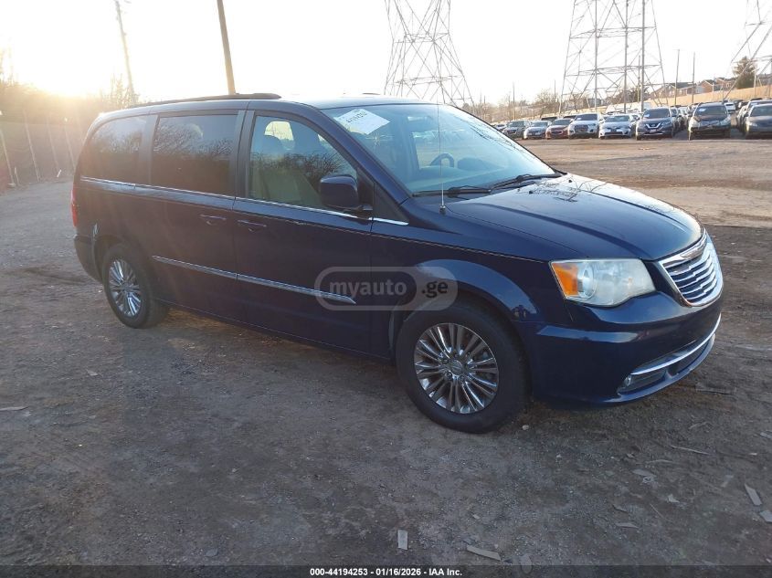 Chrysler Town and Country 2014 — photo 2