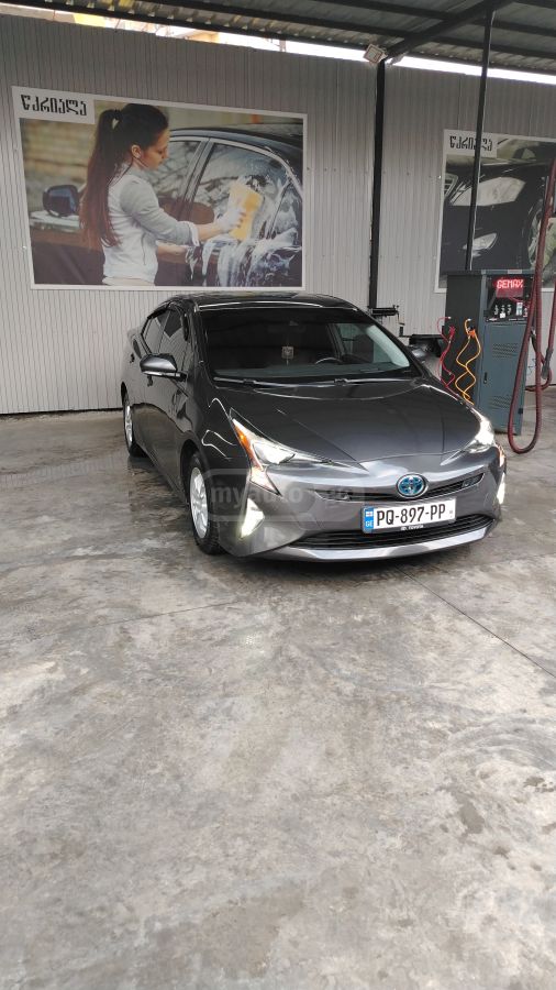 Toyota Prius 2017 — photo 2