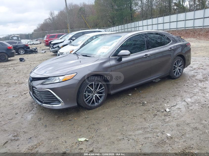 Toyota Camry 2022 — photo 2