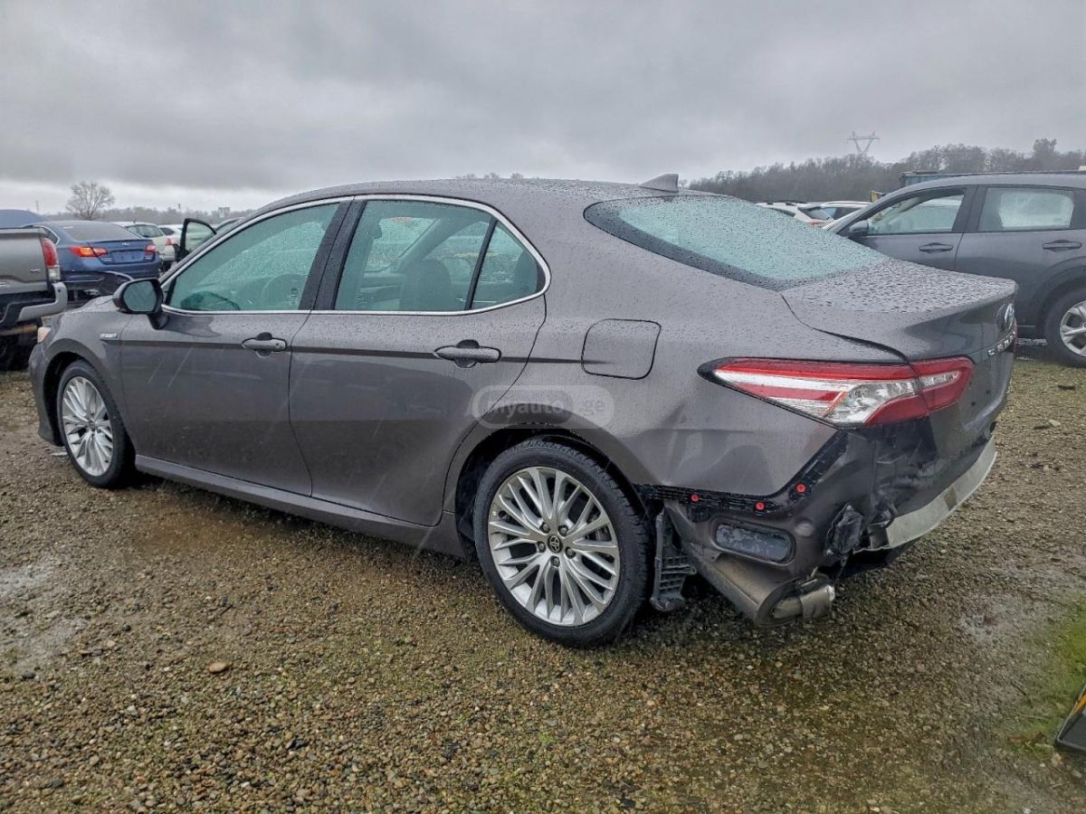 Toyota Camry 2020 — photo 2