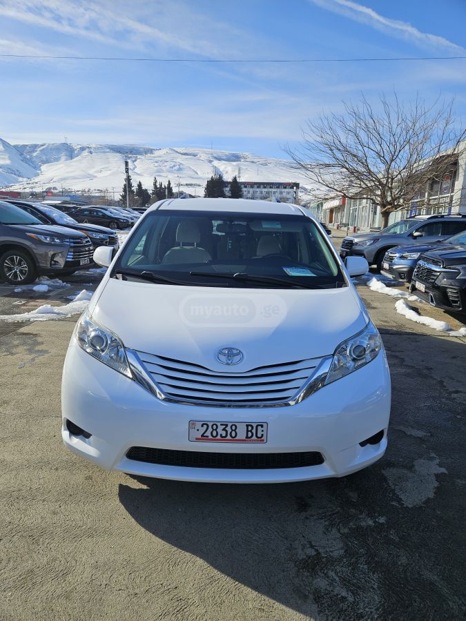 Toyota Sienna 2015 — photo 2