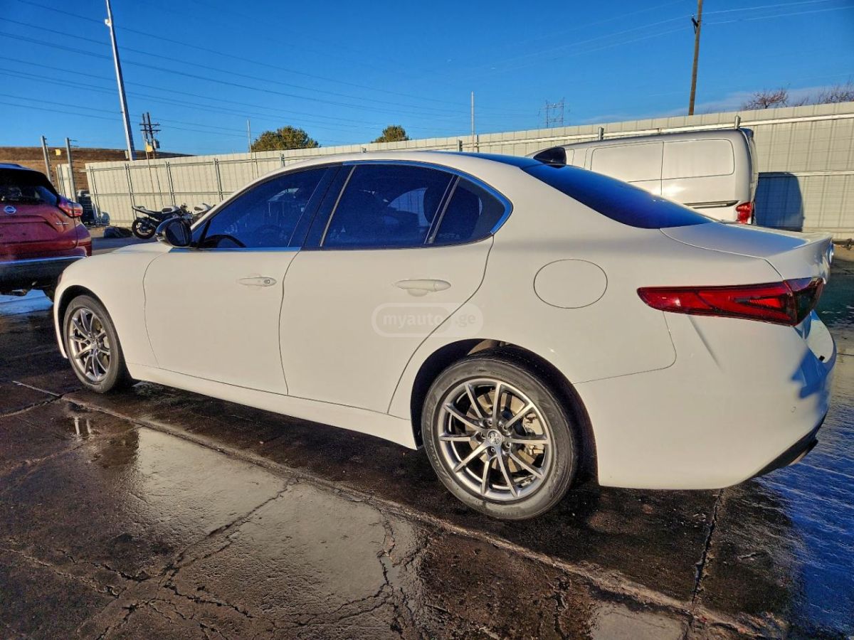 Alfa Romeo Giulia 2018 — photo 2