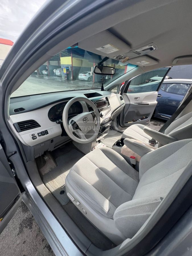 Toyota Sienna 2014 — photo 2