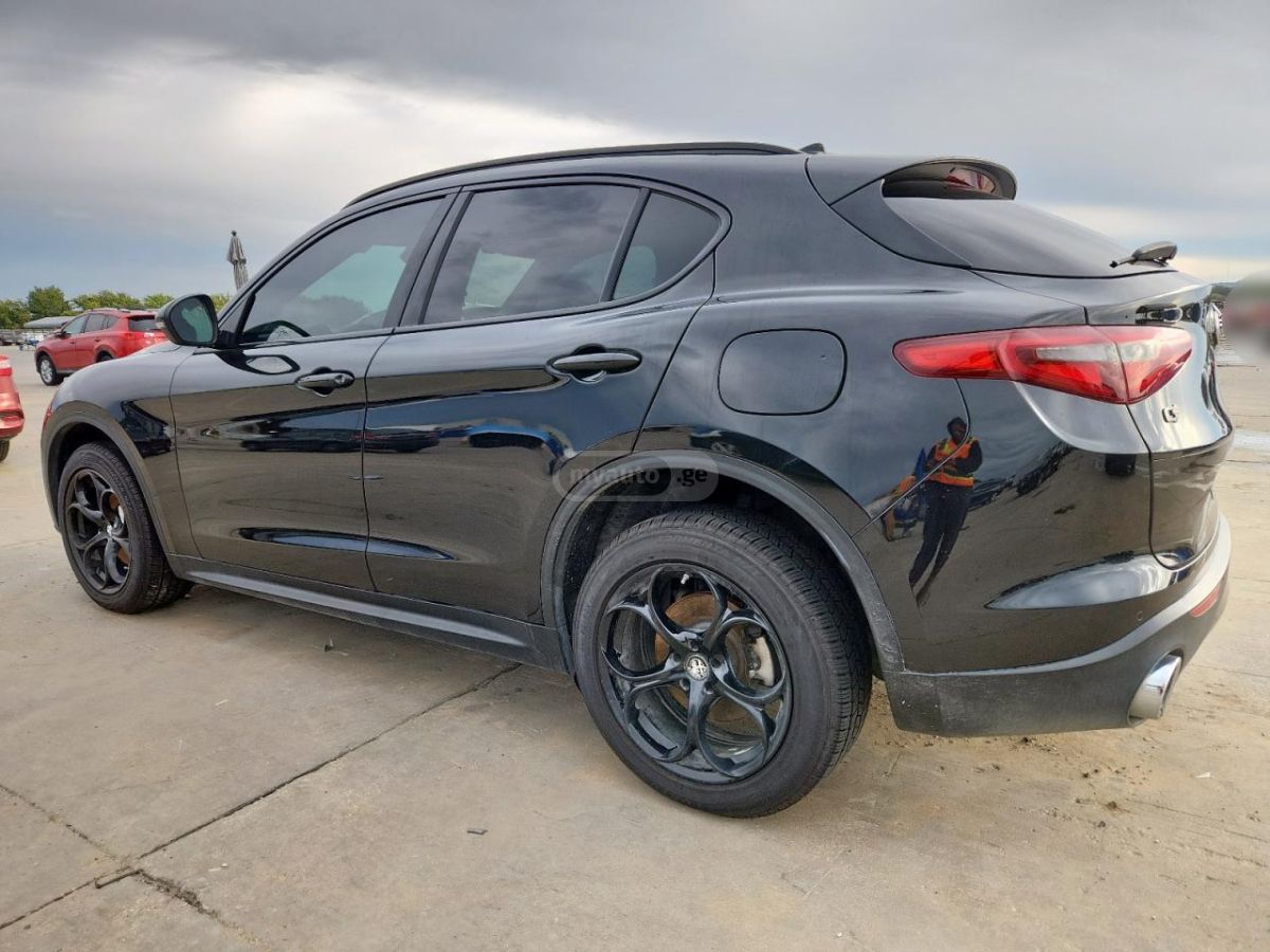 Alfa Romeo Stelvio 2021 — photo 2