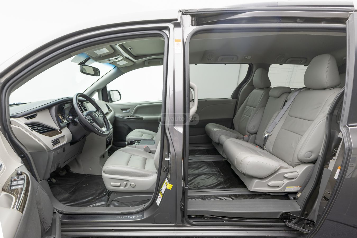 Toyota Sienna 2016 — photo 2