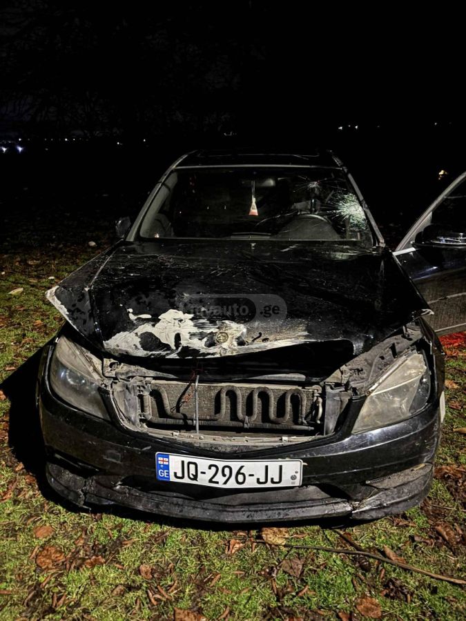 Mercedes-Benz C 300 2010 — photo 2