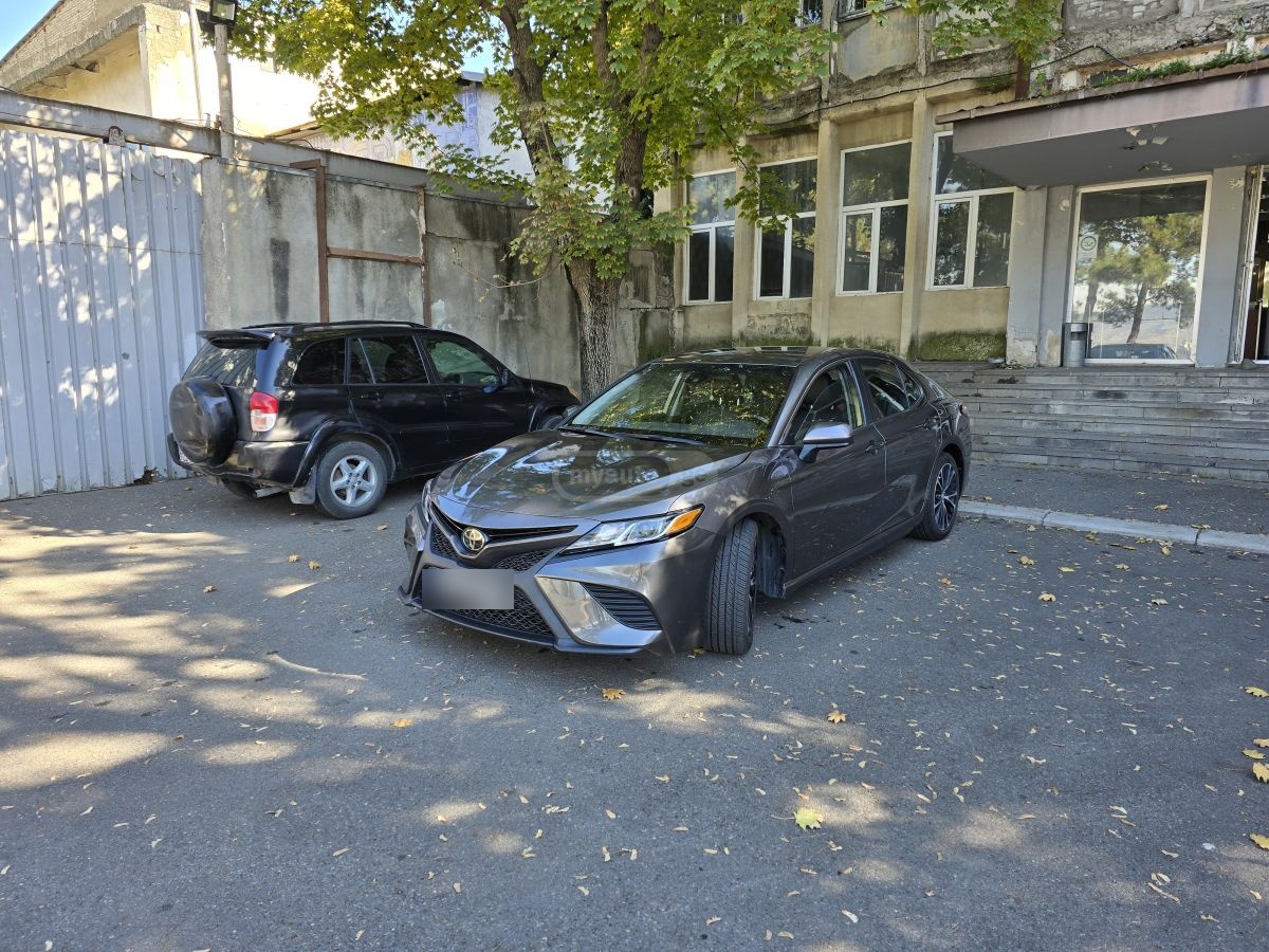 Toyota Camry 2018 — photo 2