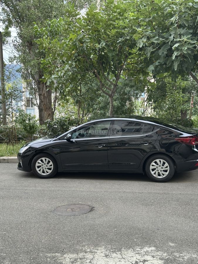 Hyundai Elantra 2019 — photo 2