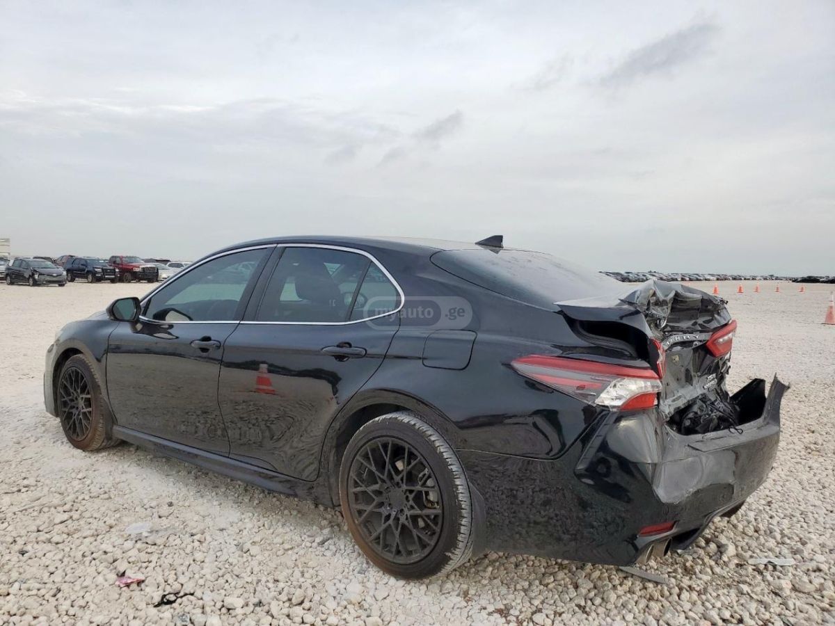 Toyota Camry 2022 — photo 2
