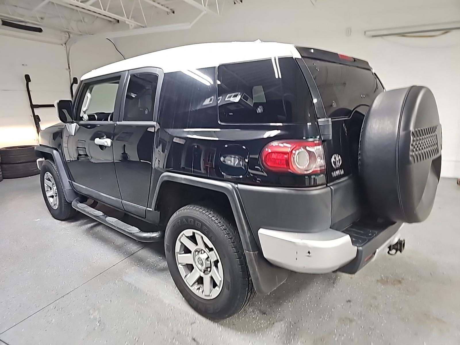 Toyota FJ Cruiser 2014 — photo 2