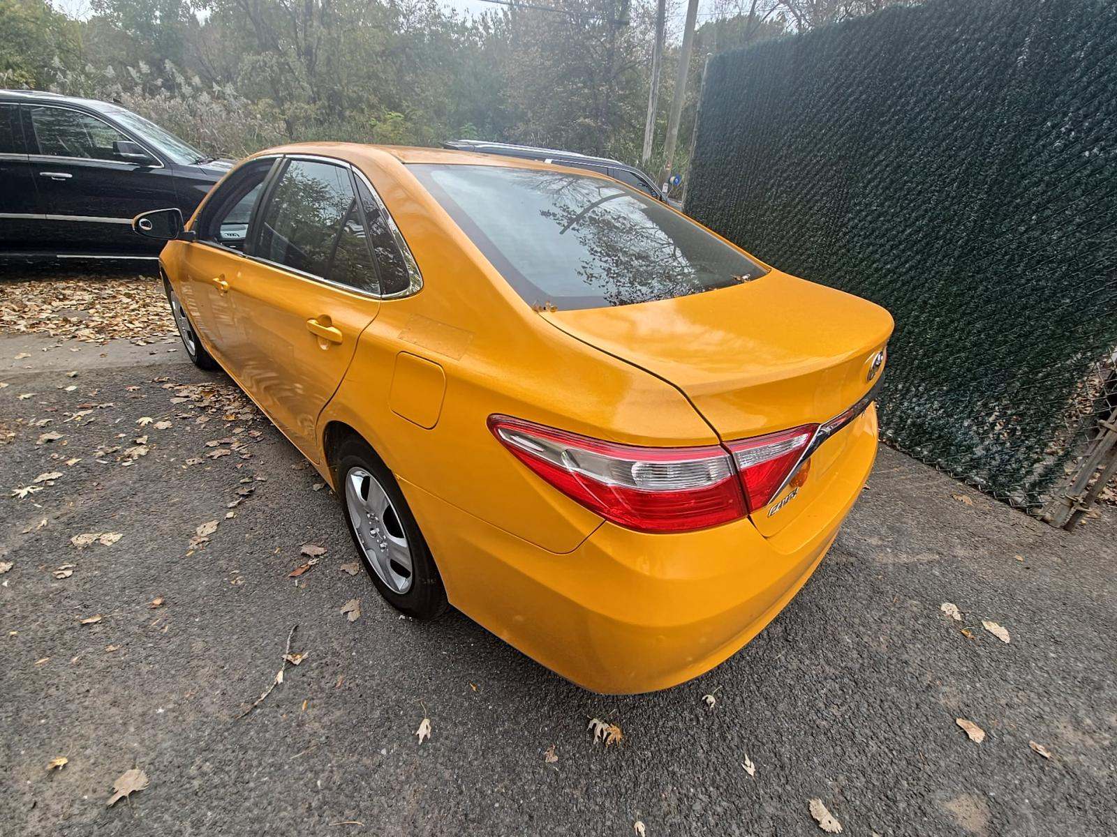 Toyota Camry 2017 — photo 2