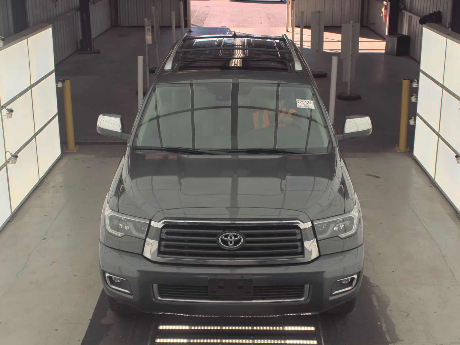 Toyota Sequoia 2022 — photo 2