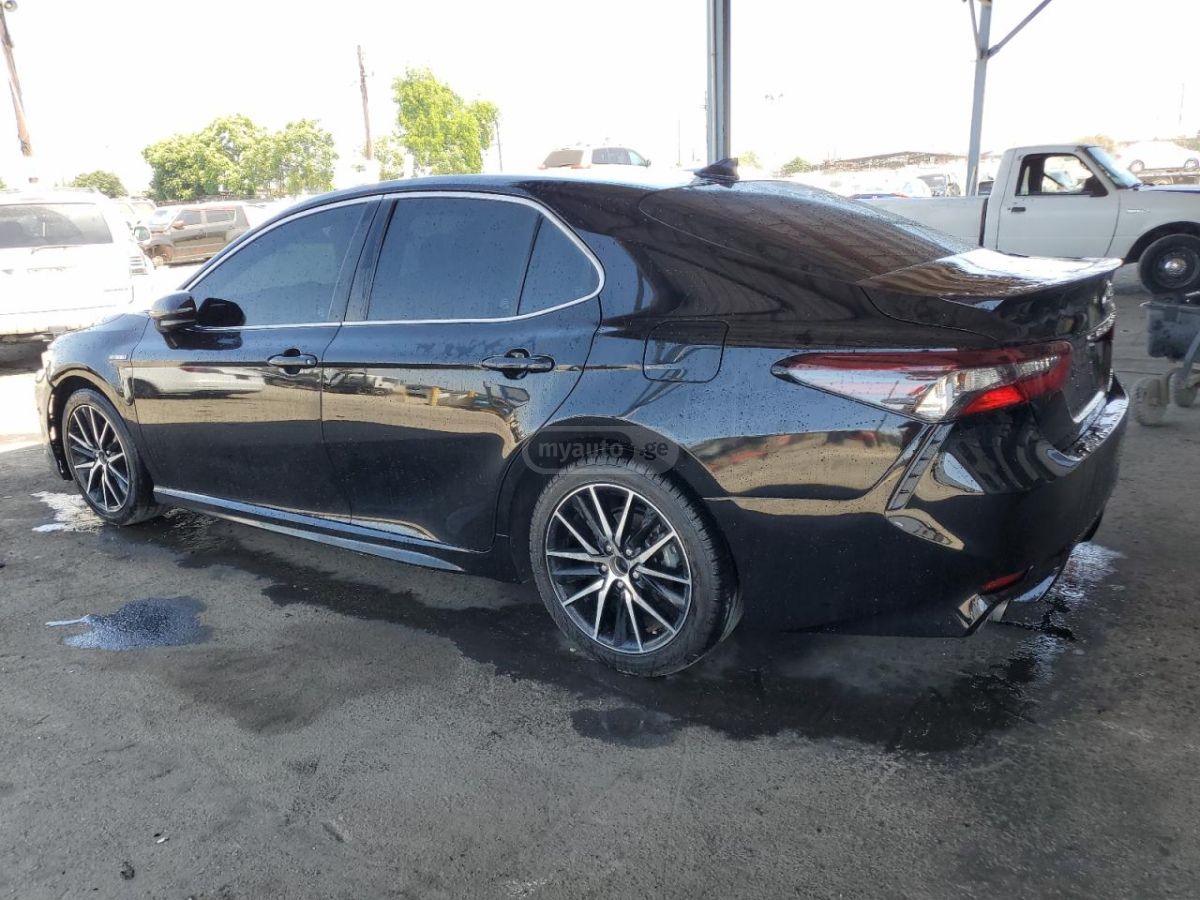 Toyota Camry 2021 — photo 2