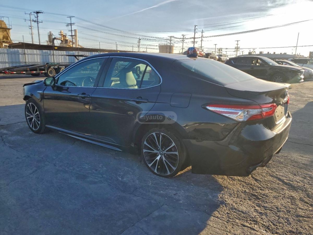Toyota Camry 2020 — photo 2