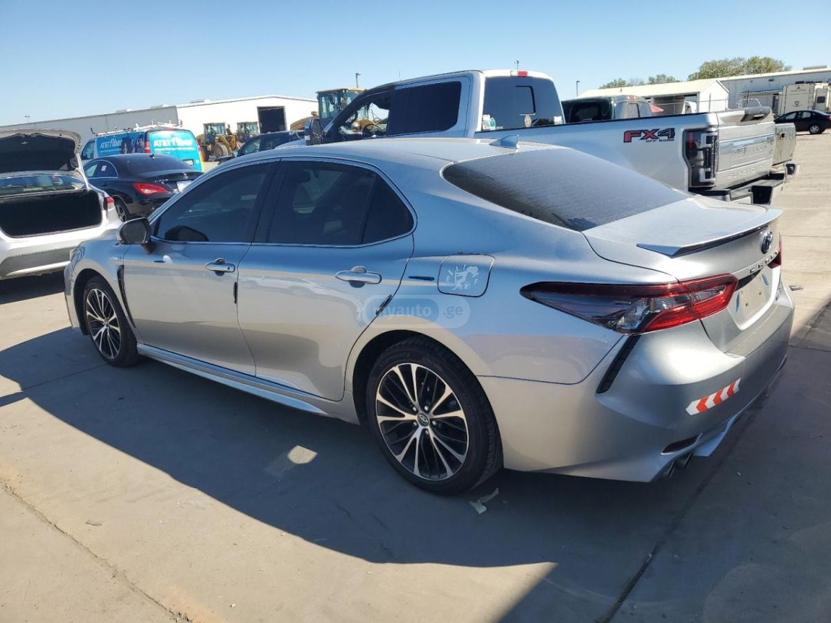 Toyota Camry 2021 — photo 2