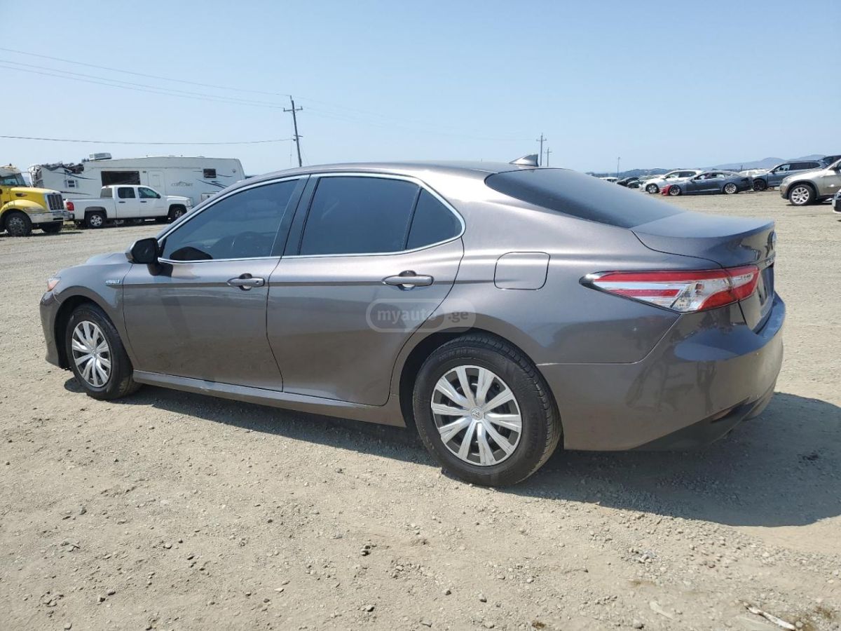 Toyota Camry 2019 — photo 2