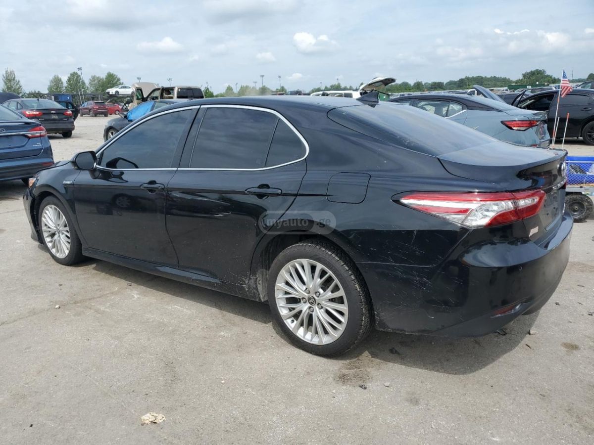 Toyota Camry 2020 — photo 2