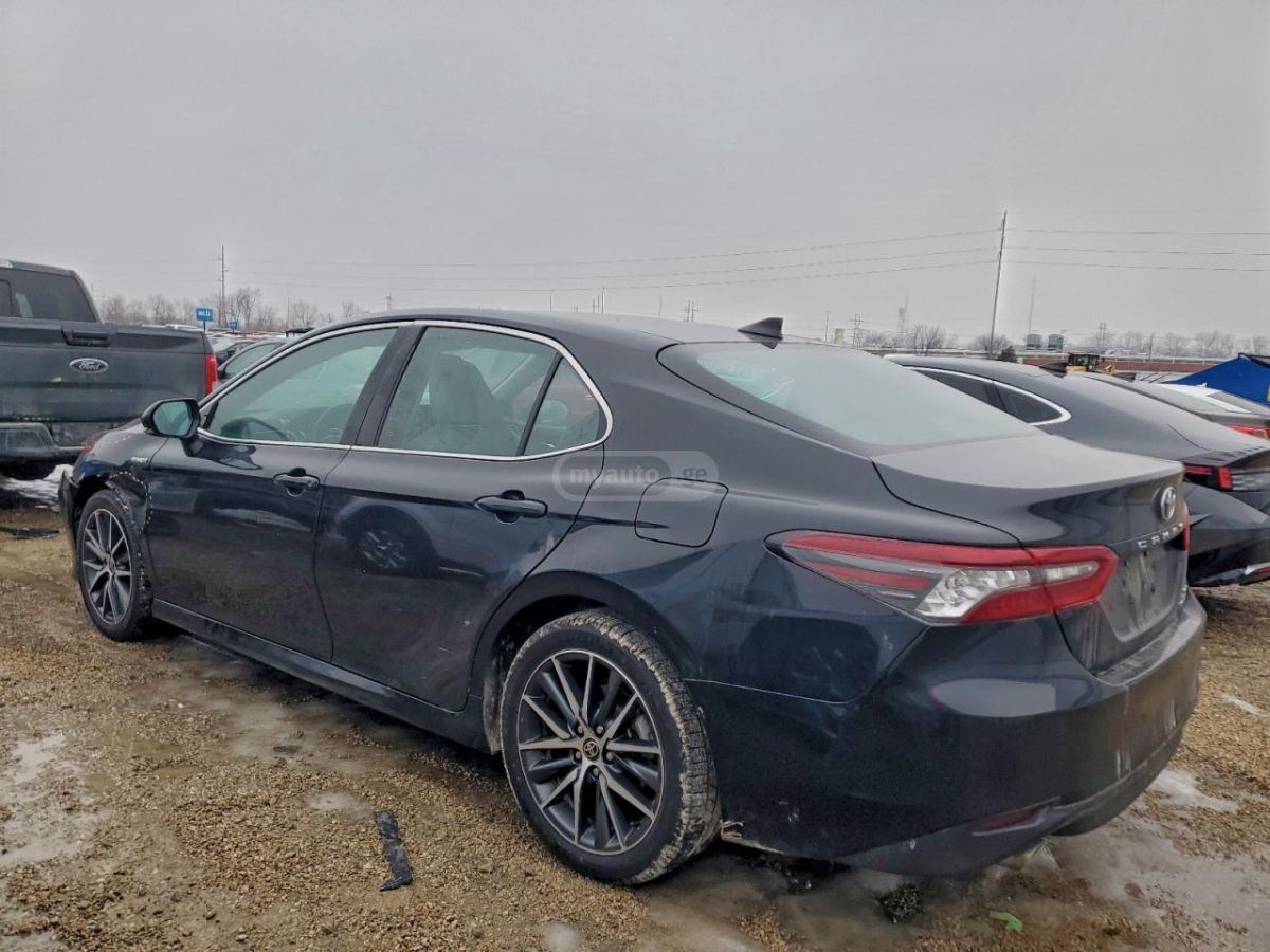 Toyota Camry 2021 — photo 2