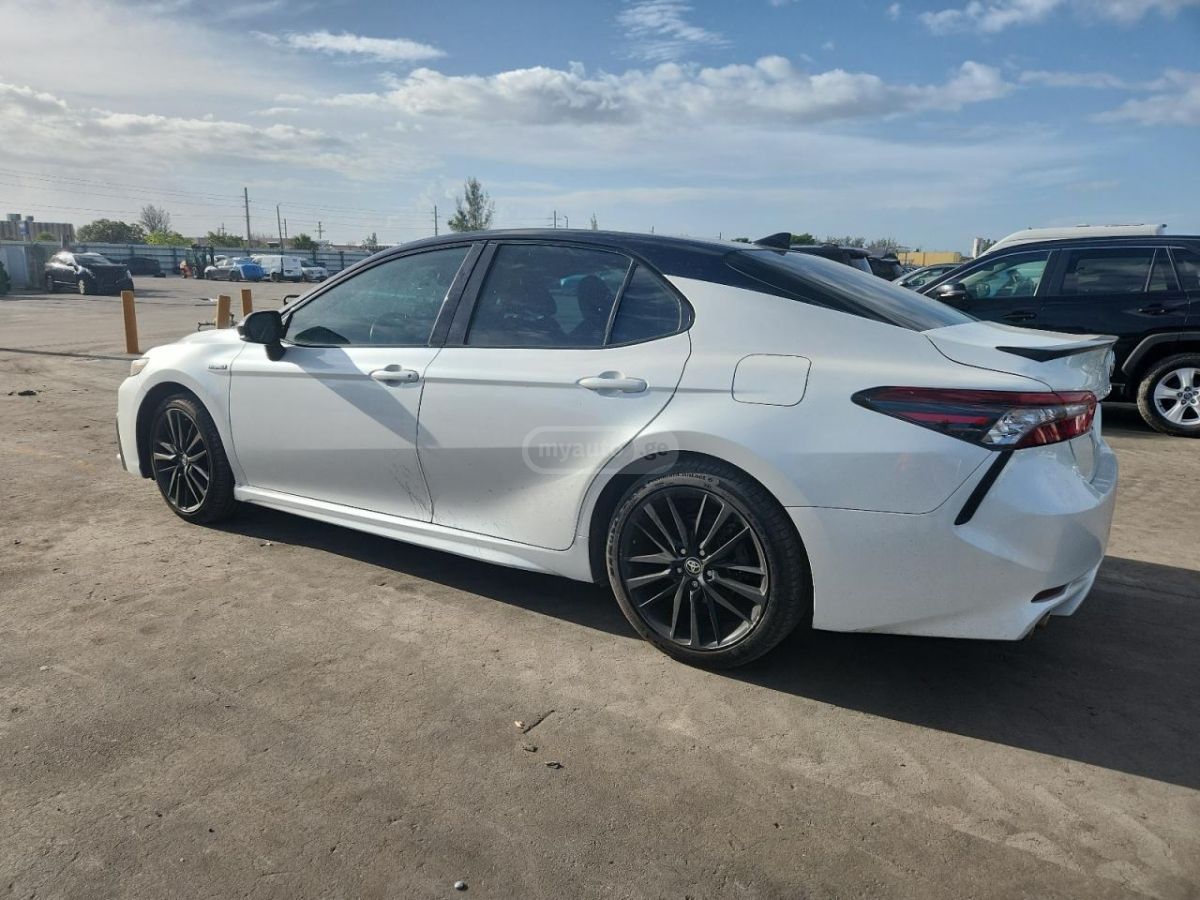 Toyota Camry 2021 — photo 2