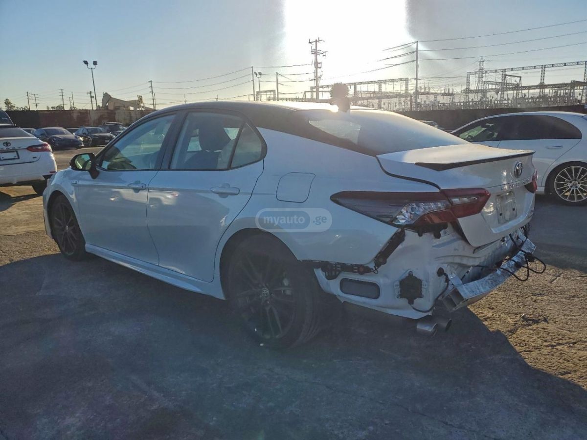 Toyota Camry 2021 — photo 2