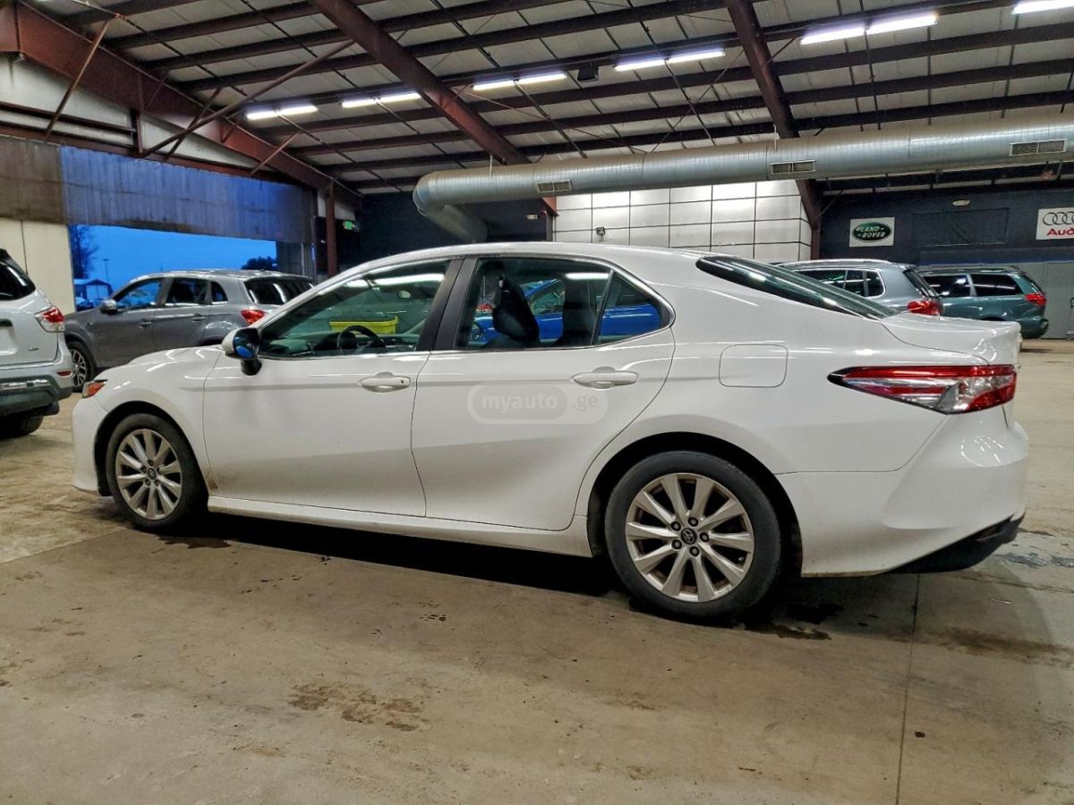 Toyota Camry 2018 — photo 2