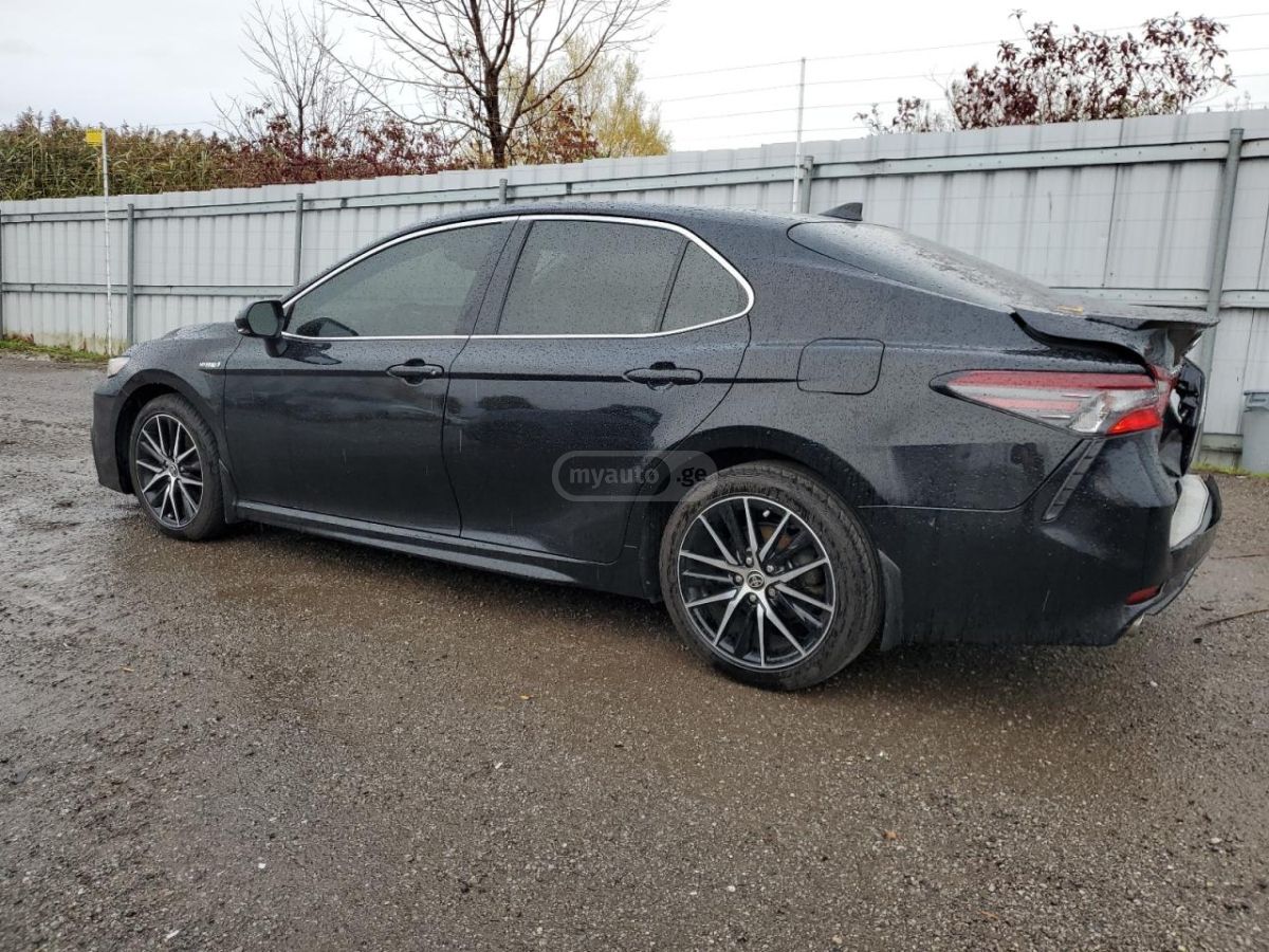 Toyota Camry 2021 — photo 2