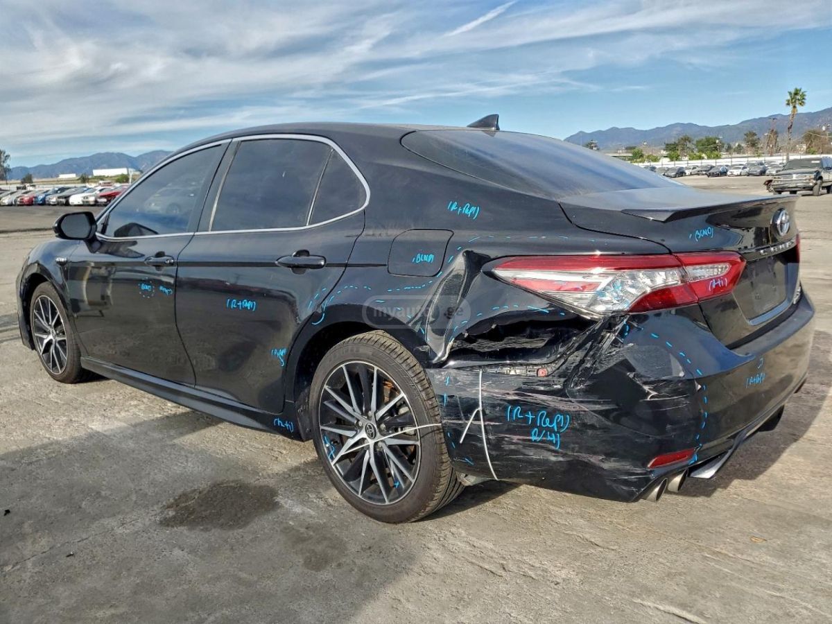 Toyota Camry 2021 — photo 2
