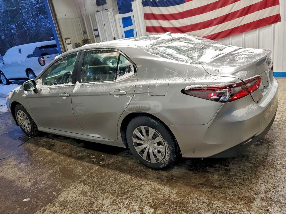 Toyota Camry 2021 — photo 2